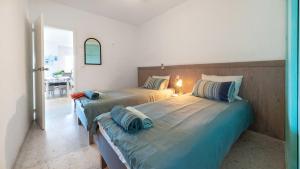1 dormitorio con 2 camas en una habitación en Casa CalaMar, en Carrer del Mar