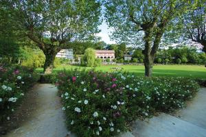 Ein Garten an der Unterkunft La Résidence du Spa et la Résidence des Thermes