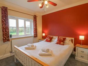 1 dormitorio con 1 cama con toallas en Knapp Cottage en Weymouth