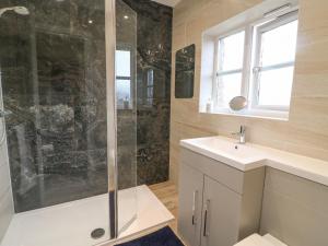 ein Badezimmer mit Dusche und Waschbecken in der Unterkunft Knapp Cottage in Weymouth + 31 Fotos