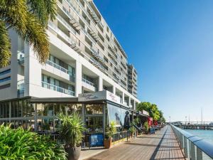 un edificio con un paseo junto al agua en Absolute Waterfront - Enjoy Exceptional Lifestyle, en Cairns