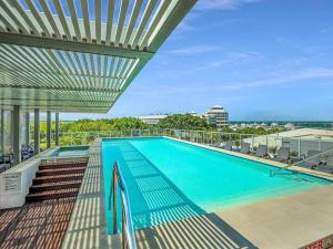 una piscina en la parte superior de un edificio en Absolute Waterfront - Enjoy Exceptional Lifestyle, en Cairns