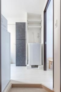 uma casa de banho com uma banheira branca num quarto em 67Hotel Koenji Tokyo em Tóquio