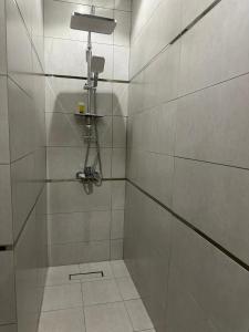 y baño con ducha con cabezal de ducha. en شقق جيهان الخاصة en Medina