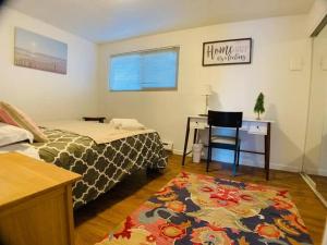 een slaapkamer met 2 bedden, een bureau en een tapijt bij Volunteer Park Escape in Seattle