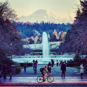 um rapaz e uma rapariga numa bicicleta em frente a uma fonte em Eastlake Escape - Cascade em Seattle