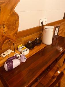 una encimera de madera con cafetera y electrodomésticos en La Nusa Penida Homestay by BIJAK, en Nusa Penida