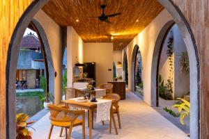 d'une terrasse avec une table et des chaises. dans l'établissement Villa Rabita, à Ubud