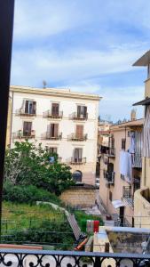 een balkon met uitzicht op een gebouw bij Loft le dueffe al capo in Palermo