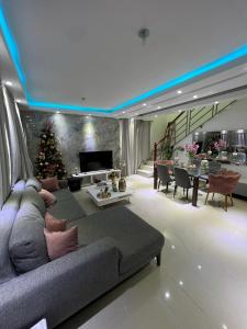 a living room with a couch and a christmas tree at Lagrande Home in La Grúa