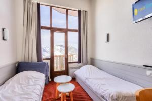 a small room with a bed and a window at Résidence Antarès - maeva Home - Appartement 2 pièces 4 personnes - Sélection MAE-4214 in Avoriaz