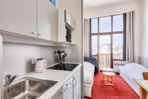 a kitchen with a sink and a bed in a room at Résidence Antarès - maeva Home - Appartement 2 pièces 4 personnes - Sélection MAE-4214 in Avoriaz