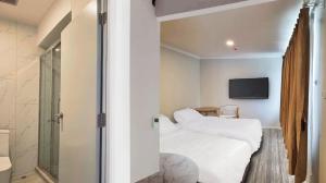AWA Hotel في روتوروا: غرفة فندق بسرير وتلفزيون