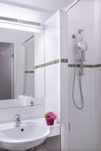 B&B HOTEL La Rochelle Centre的一间浴室