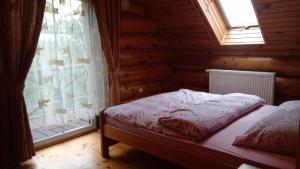 Habitación pequeña con cama y ventana en Dom z bali - całoroczny, en Poddębice