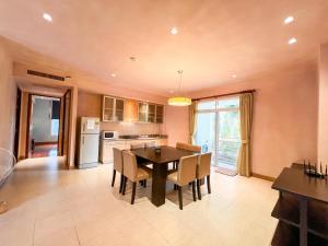 eine Küche und ein Esszimmer mit Tisch und Stühlen in der Unterkunft Hua Hin Blue Lagoon-Pool Access in Cha-am