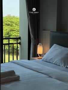 Säng eller sängar i ett rum på The Way Hotel Ban Pong