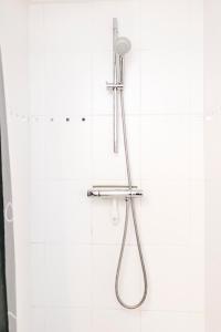 eine Dusche mit Duschkopf in einem Badezimmer in der Unterkunft Studio at Sea in Zandvoort
