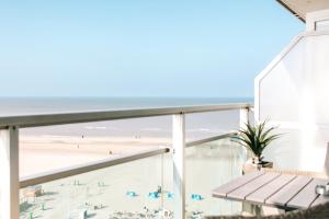 ein Blick auf den Strand vom Balkon eines Resorts in der Unterkunft Studio at Sea in Zandvoort