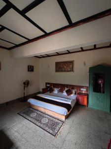 1 dormitorio con 1 cama grande en una habitación en Ward80 Wayanad, en Vythiri