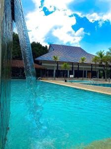 uma fonte no meio de uma piscina em Cinta Sayang Resort em Sungai Petani