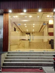 vistas a un edificio con escaleras en la parte delantera en Kashi Inn, en Varanasi