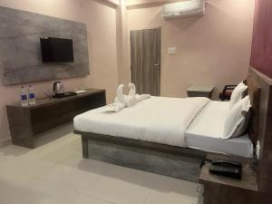 Postel nebo postele na pokoji v ubytování Kashi Inn