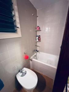 y baño con aseo, bañera y lavamanos. en Apartament Central Castellon!, en Castellón de la Plana
