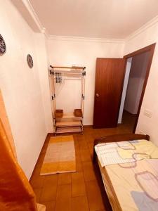Habitación con cama, armario y espejo. en Apartament Central Castellon!, en Castellón de la Plana
