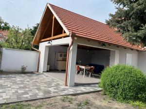 una casa con techo a dos aguas y patio en Galéria Vendégház, en Mezőkövesd