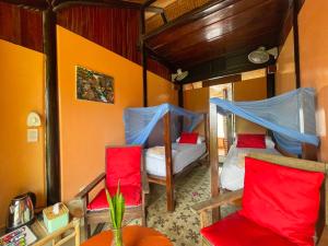 1 Schlafzimmer mit 2 Betten, einem Tisch und Stühlen in der Unterkunft Beach Bar Hue Hostel in Hue