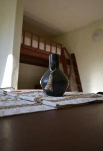 um vaso preto em cima de uma mesa em Los Alcatraces em Valle de Bravo