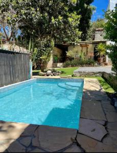 uma piscina no quintal de uma casa em Los Alcatraces em Valle de Bravo