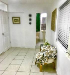 a living room with a chair and a bathroom at Bienvenido a Casa centro 152, a 2 min de consulado in Matamoros