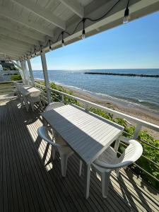 una terrazza con tavolo da picnic e sedie sulla spiaggia di SunSet Villa - Vacation STAY 27888v a Nagaoka