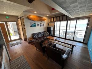 un soggiorno con tavolo e divano di SunSet Villa - Vacation STAY 27888v a Nagaoka