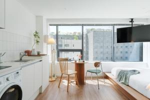 cocina y sala de estar con cama y mesa en Urbanstay Boutique Ikseon, en Seúl