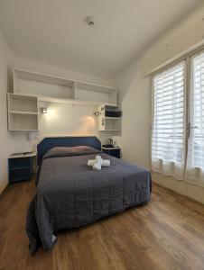 - une chambre avec un lit et 2 serviettes dans l'établissement Les Palmiers, à Fréjus