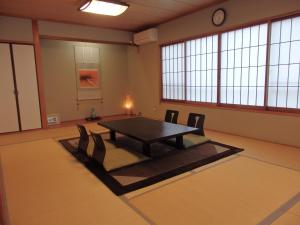 uma sala de conferências com uma mesa e cadeiras em Forest Villa YUMESUZU フォレストヴィラ夢寿々 em Kaizu