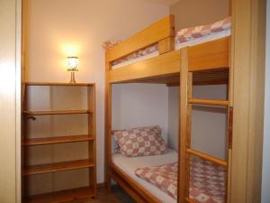 Tempat tidur susun dalam kamar di Gästehaus Seeber