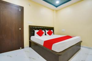 Ένα ή περισσότερα κρεβάτια σε δωμάτιο στο OYO Flagship Heritage Farm Resort