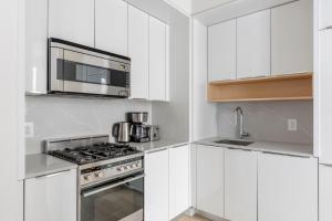 Una cocina o kitchenette en FiDi studio w gym doorman wd nr Wall St NYC-981