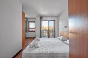 מיטה או מיטות בחדר ב-Charming 2BD Guest House in Sozopol