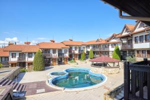 un patio con piscina y algunos edificios en Charming 2BD Guest House in Sozopol en Burgas