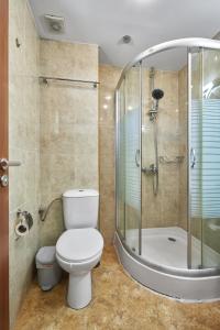 y baño con aseo y ducha. en Charming 2BD Guest House in Sozopol en Burgas