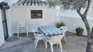 ZagrillaにあるSierra Alcaideのテーブルと椅子、テーブルと木