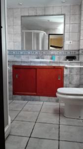 ZagrillaにあるSierra Alcaideのバスルーム(洗面台、トイレ、鏡付)
