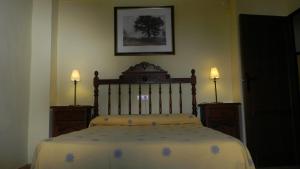 ZagrillaにあるSierra Alcaideのベッドルーム1室(ベッド1台、ナイトスタンド2台、ランプ2つ付)