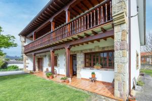 einen Außenblick auf ein Haus mit einer Terrasse in der Unterkunft Casa Montañesa in El Astillero