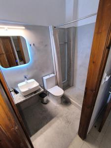 La salle de bains est pourvue d'un lavabo et de toilettes. dans l'établissement House Mistral, à Neos Marmaras